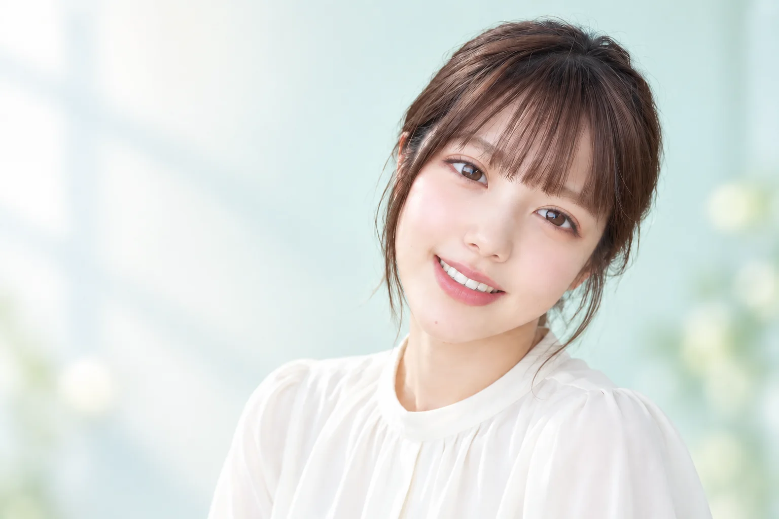 自然な表情の女性のイメージ