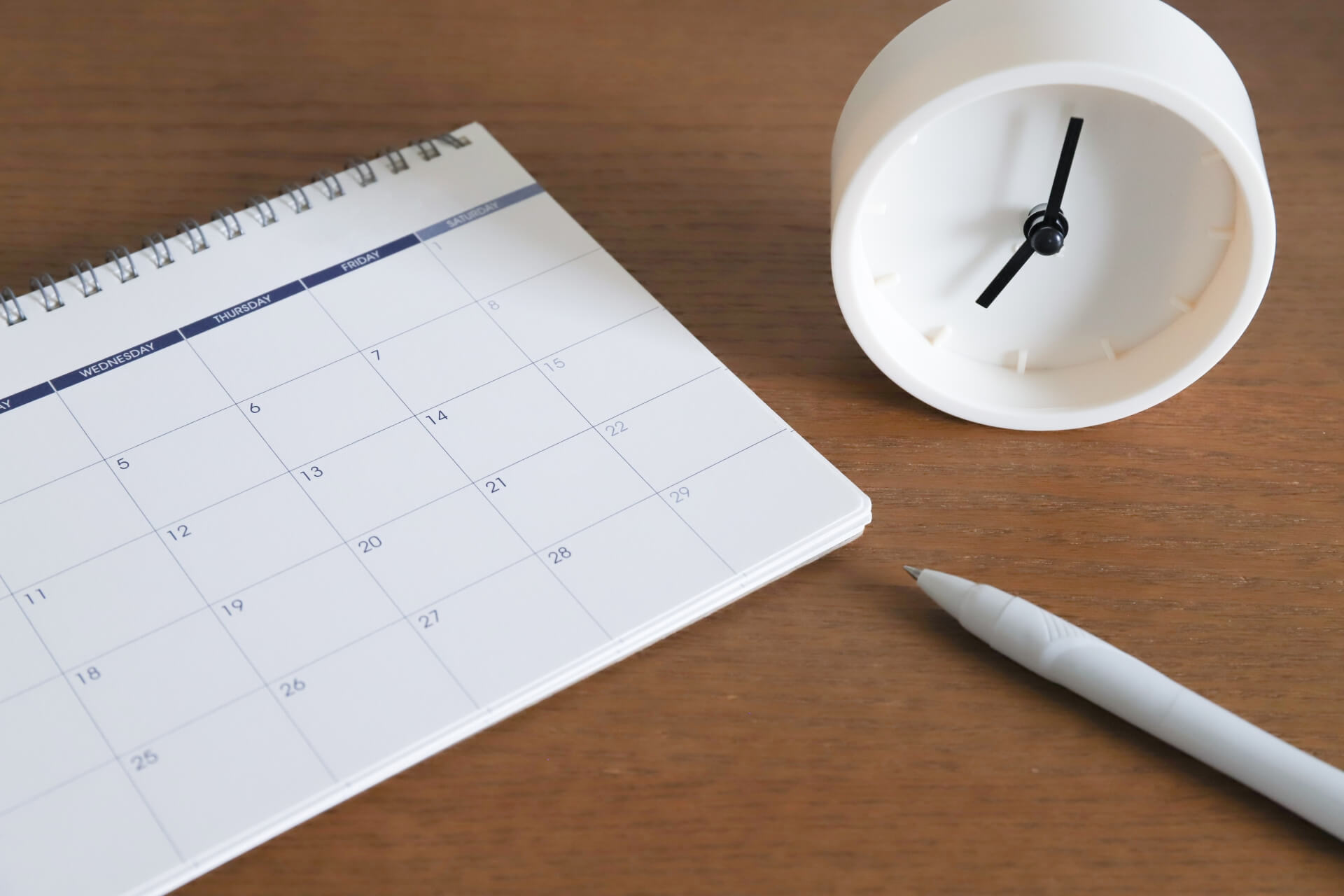 机の上のカレンダーと時計