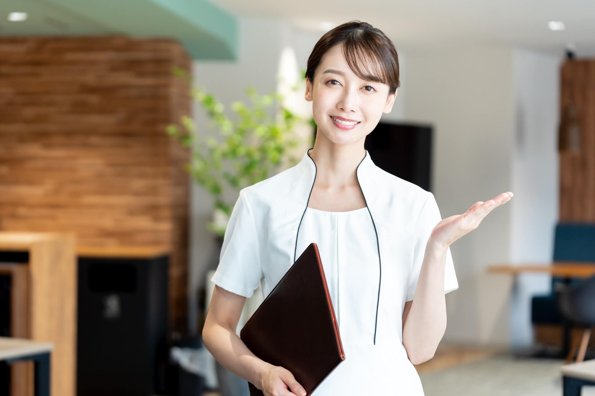 笑顔で案内するクリニックのスタッフ