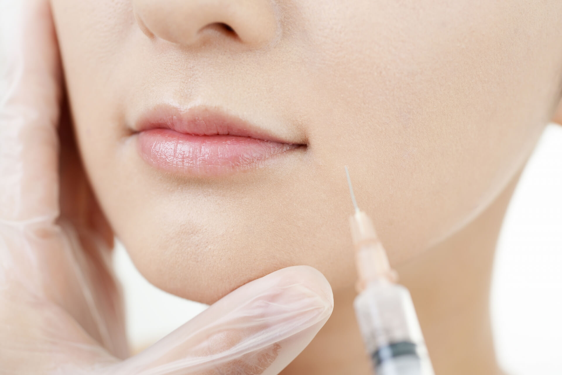 美容注射を受ける女性の顔のクローズアップ