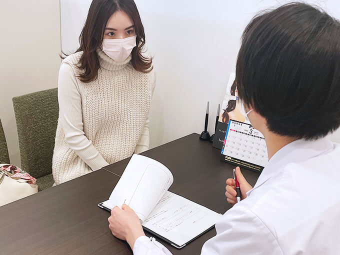 カウンセリング中の医師と女性