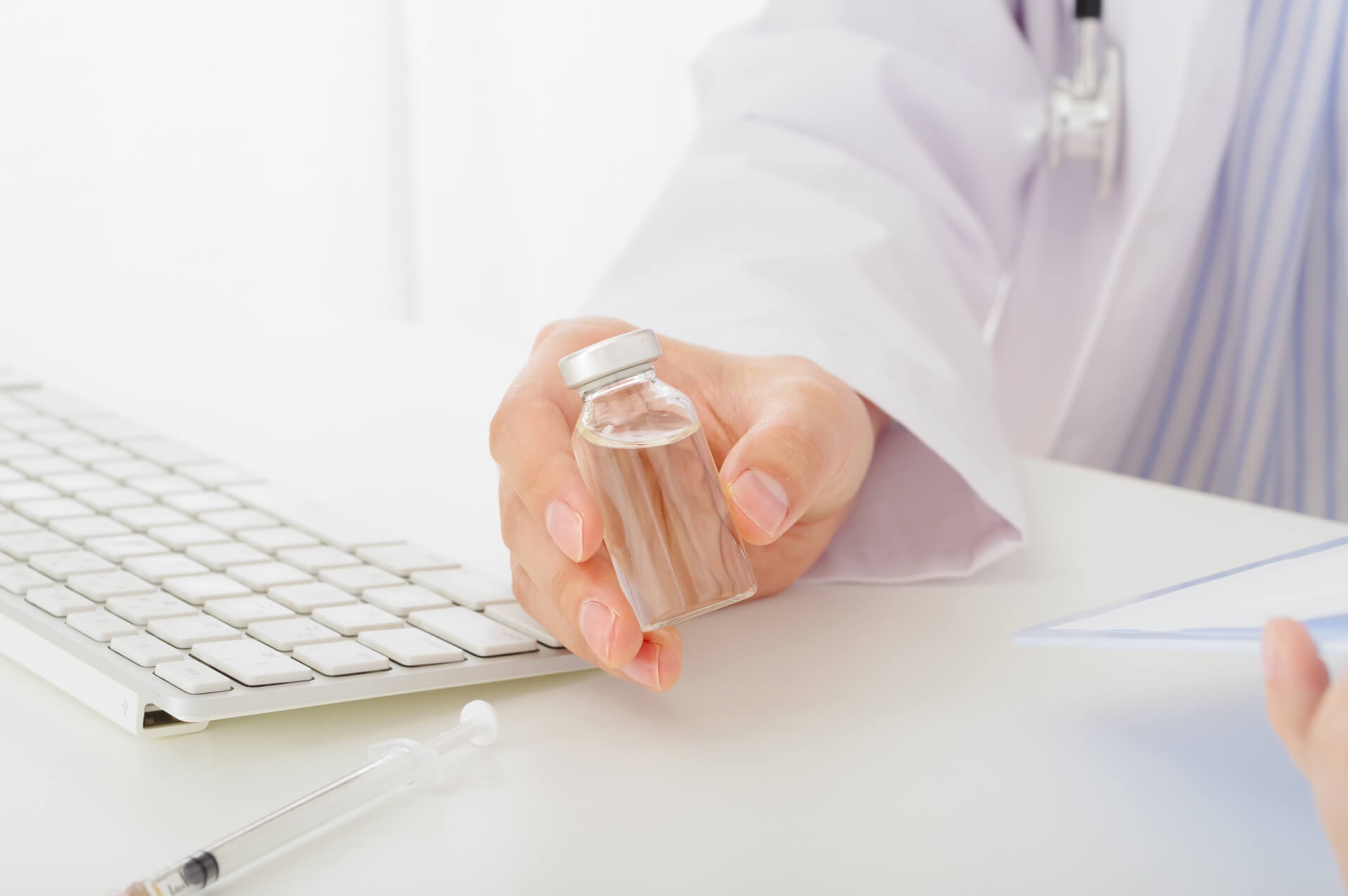 医療用パッケージを渡す医師の手元