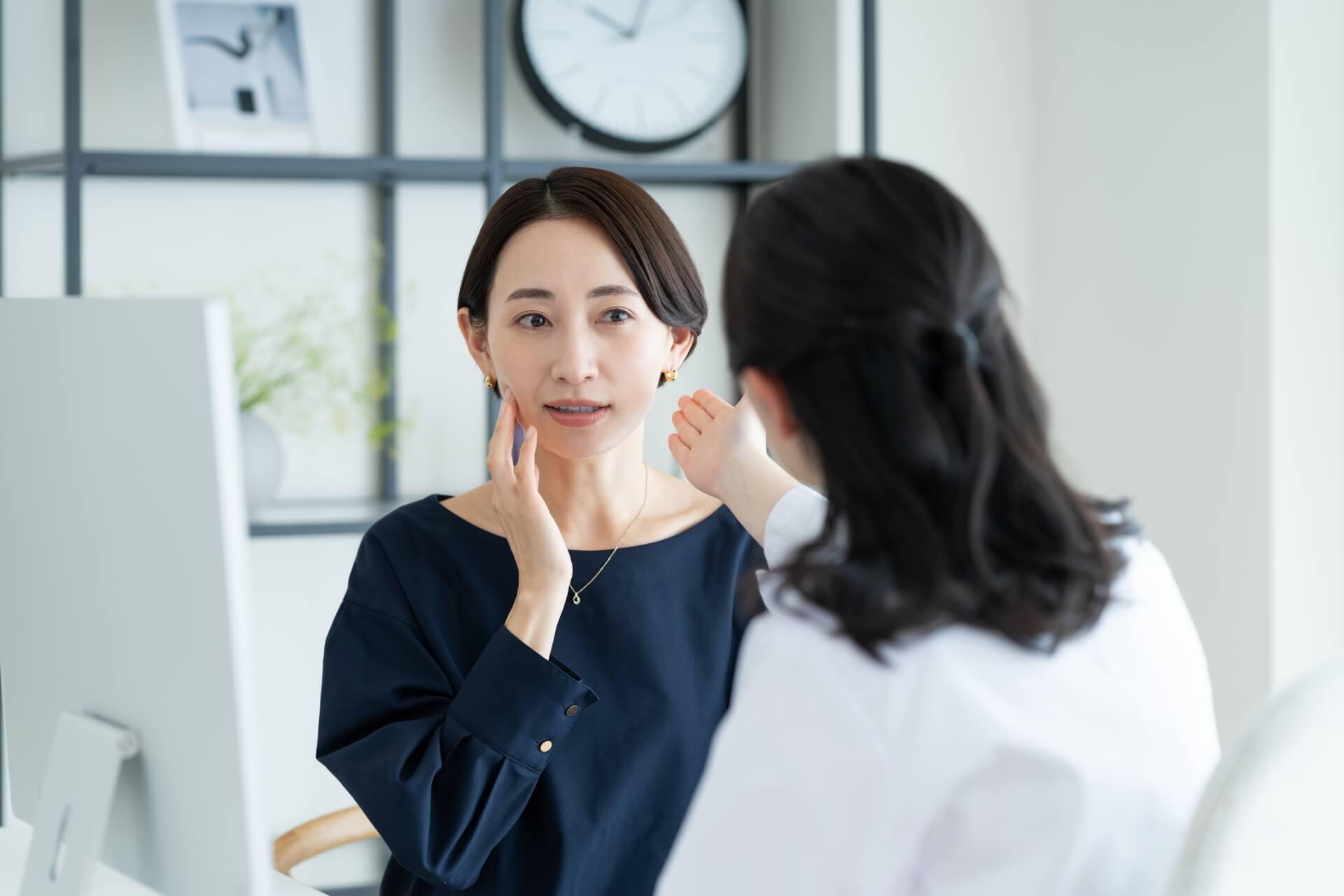 美容相談を受ける女性の表情