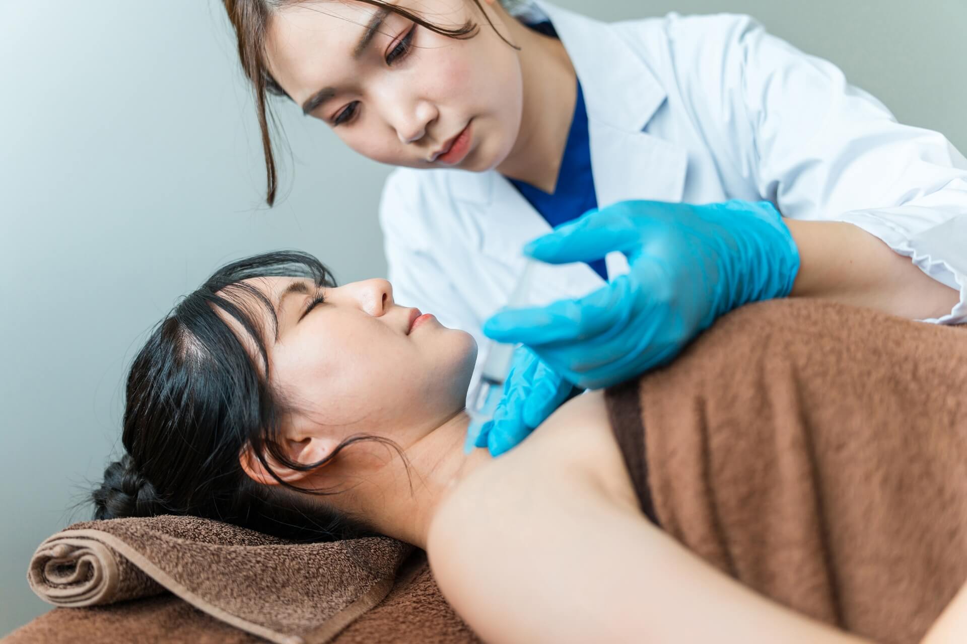 美容クリニックで施術を受ける女性