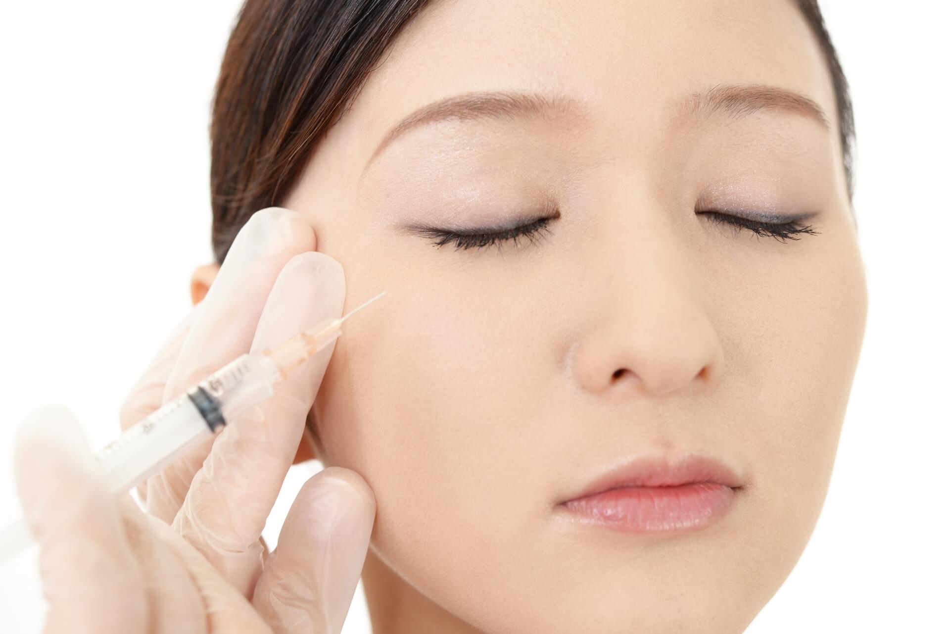 美容施術を受ける女性の目元