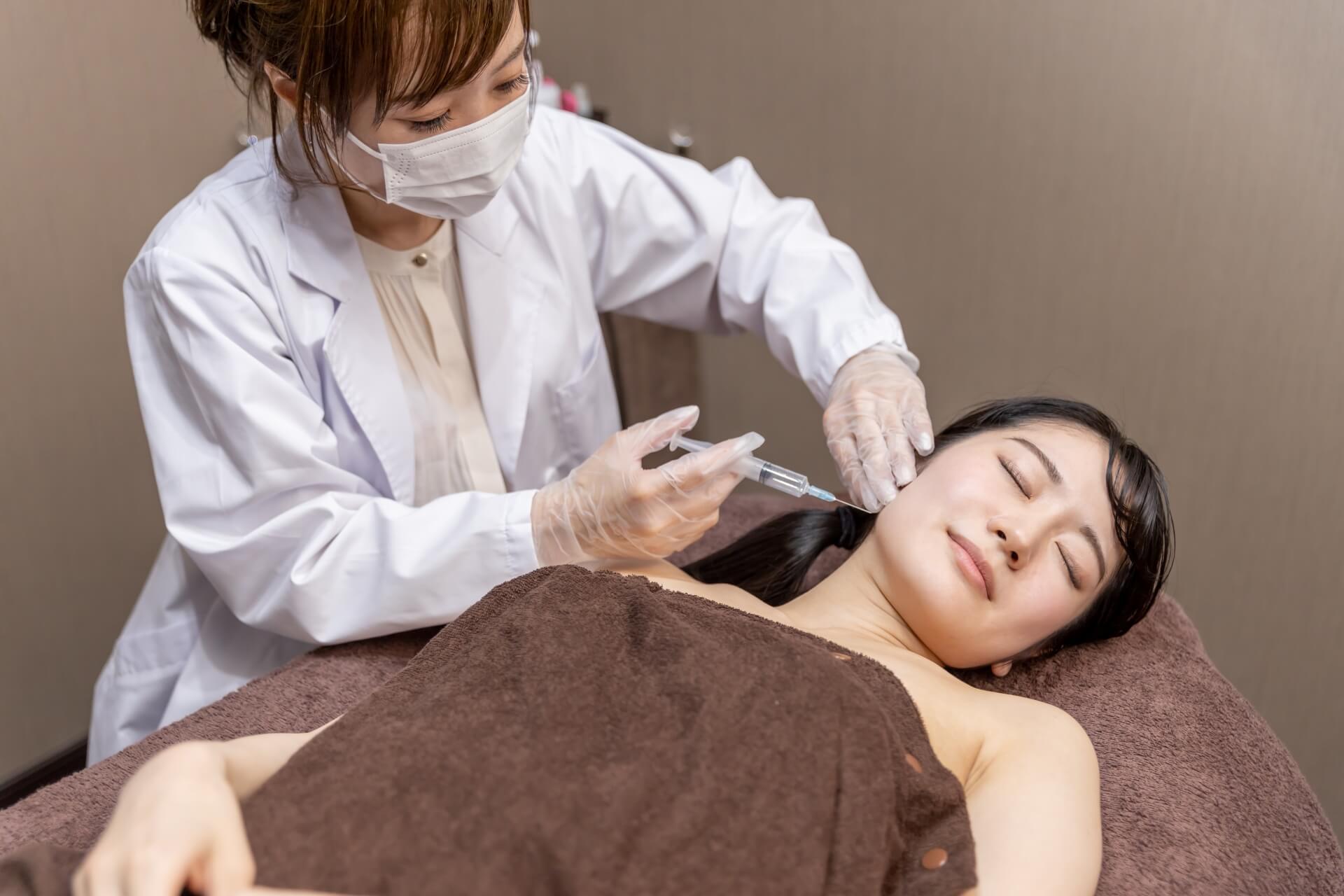 美容施術中のリラックスした女性