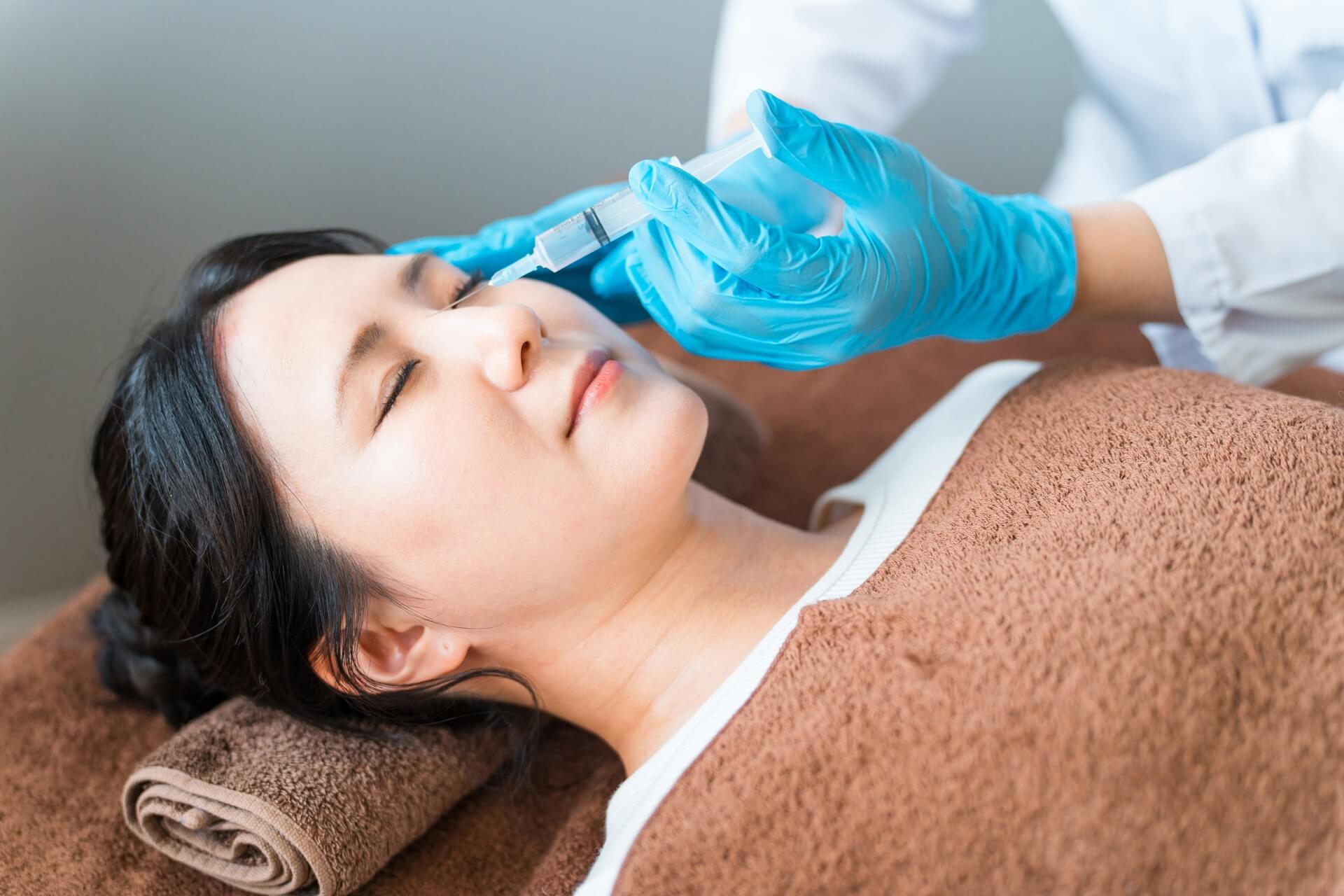 若い女性が美容施術を受ける様子